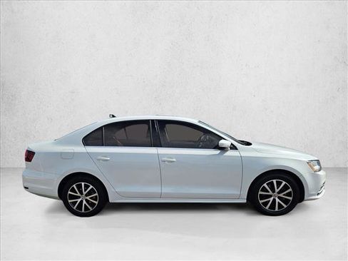 Used 2017 Volkswagen Jetta SE image 4