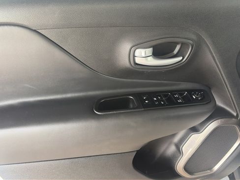 Used 2023 Jeep Renegade Latitude AWD/4WD image 16