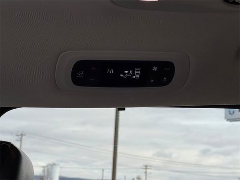 Used 2024 Chrysler Pacifica Touring-L image 11