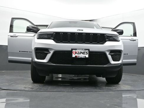 Used 2024 Jeep Grand Cherokee Altitude image 70