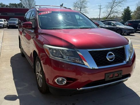 Used 2014 Nissan Pathfinder SV image 2