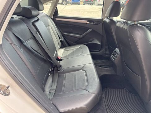 Used 2014 Volkswagen Passat TDI SE FWD image 16