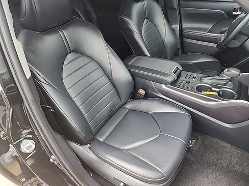 Used 2023 Toyota Highlander L image 17