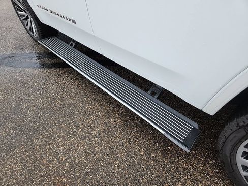Used 2022 Jeep Grand Wagoneer Series III w/ HD Trailer Tow Package AWD/4WD image 38