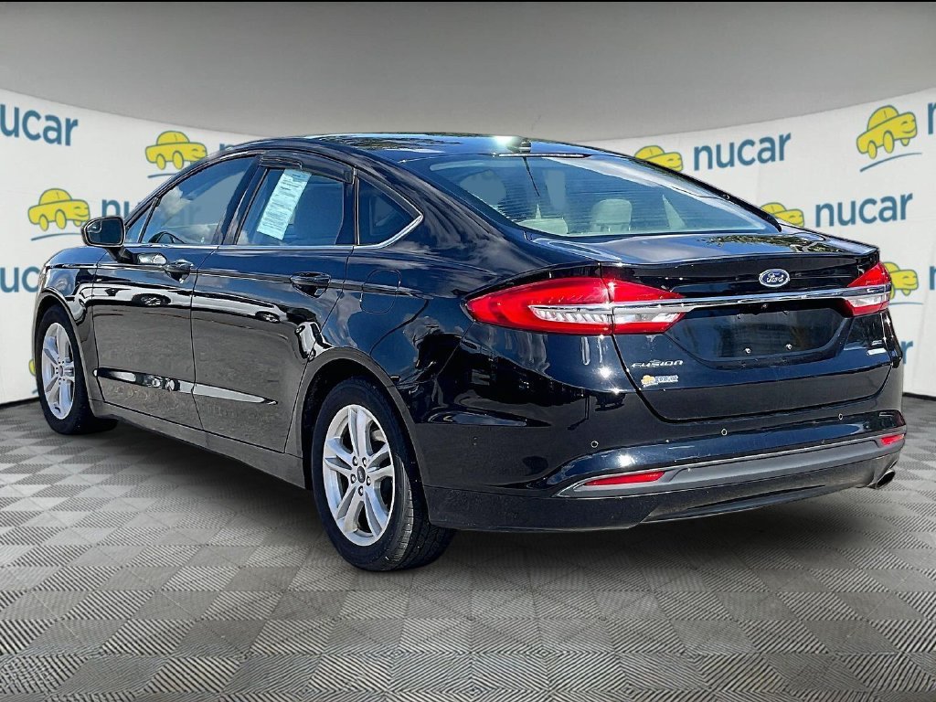 Used 2018 Ford Fusion SE w/ Fusion SE Technology Package FWD image 4