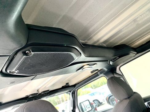 Used 2023 Jeep Gladiator Sport image 15