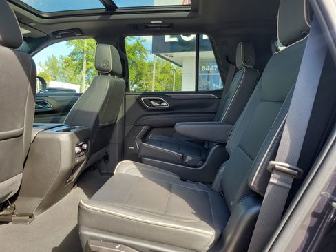 Used 2023 GMC Yukon SLT w/ SLT Premium Package image 14