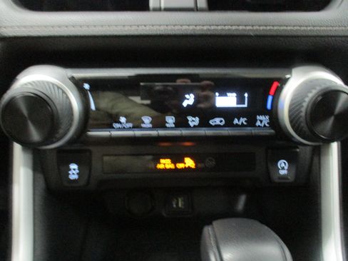 Used 2023 Toyota RAV4 LE AWD/4WD image 27