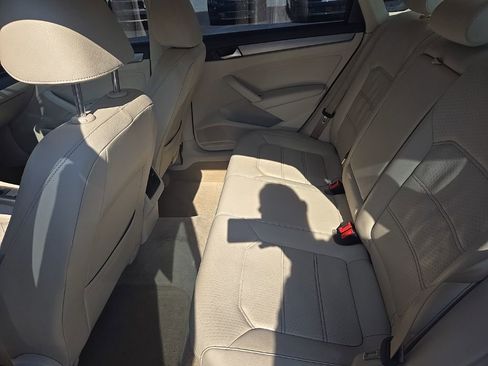 Used 2014 Volkswagen Passat 1.8T SE image 12