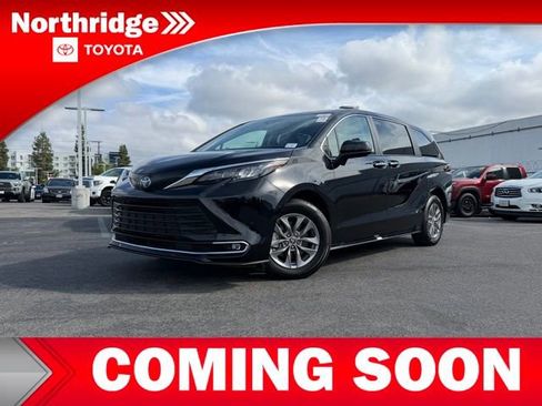 Used 2024 Toyota Sienna XLE image 3