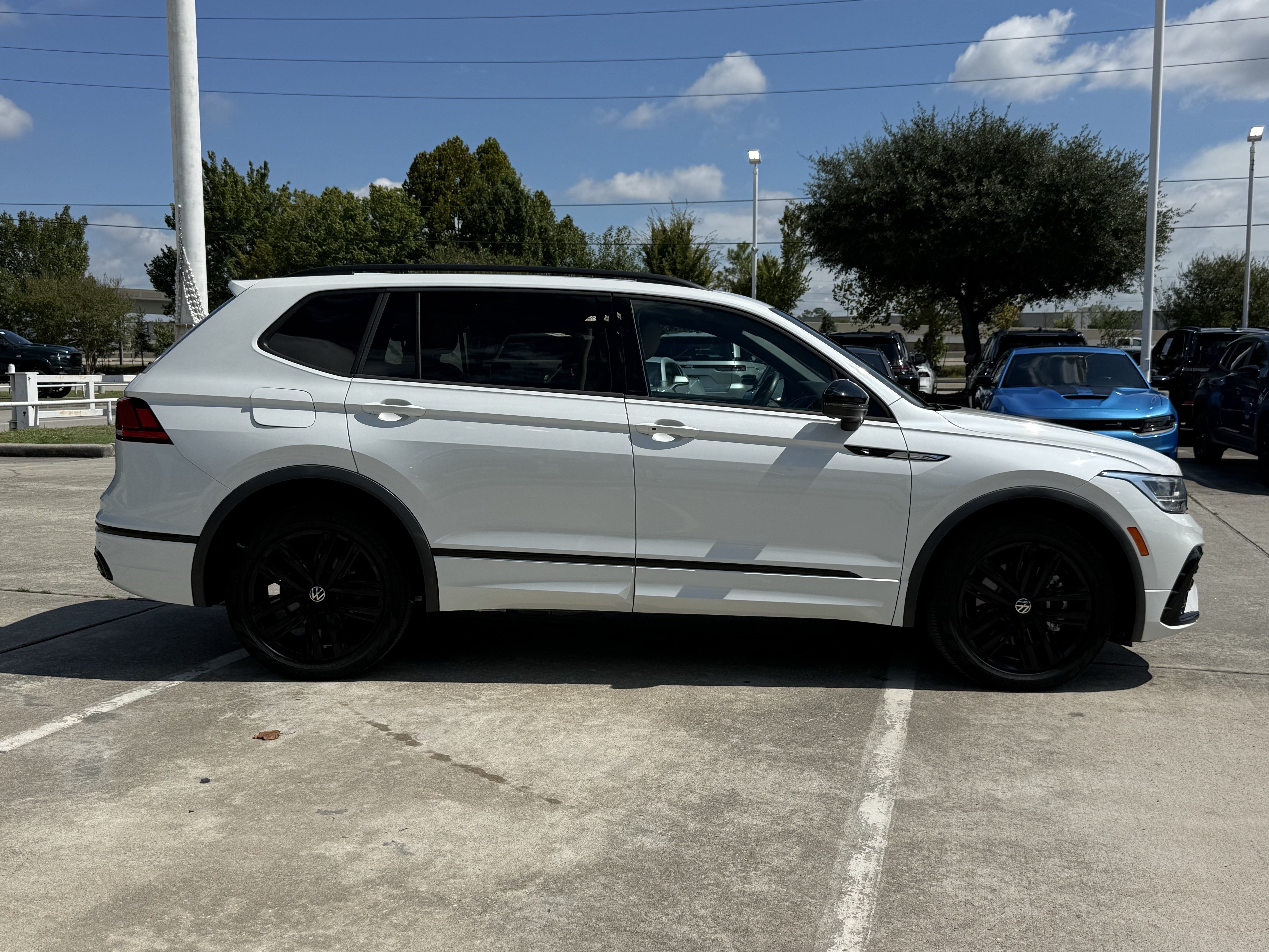 Used 2022 Volkswagen Tiguan SE R-Line FWD image 3
