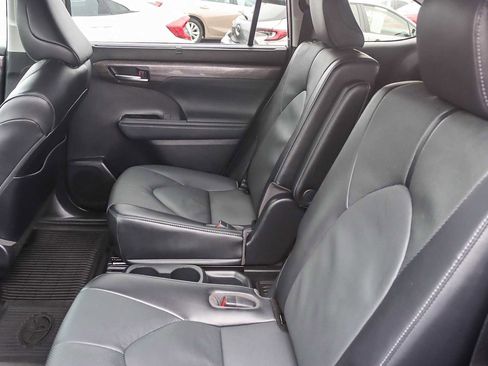 Used 2022 Toyota Highlander Limited image 18