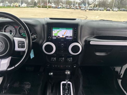 Used 2018 Jeep Wrangler Unlimited Sahara w/ Dual Top Group AWD/4WD image 13