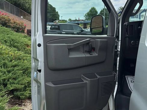 Used 2018 Chevrolet Express 2500 w/ Driver Convenience Package RWD image 10