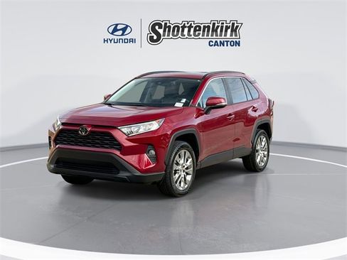 Used 2020 Toyota RAV4 XLE Premium image 4