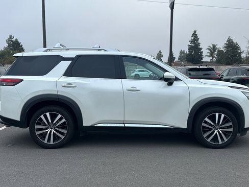 Used 2023 Nissan Pathfinder Platinum image 3