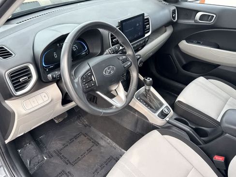 Used 2025 Hyundai Venue SEL FWD image 13
