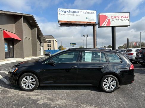 Used 2017 Volkswagen Golf S image 2