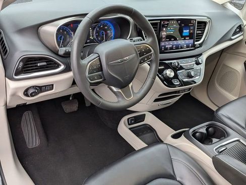 Certified 2023 Chrysler Pacifica Touring-L image 11