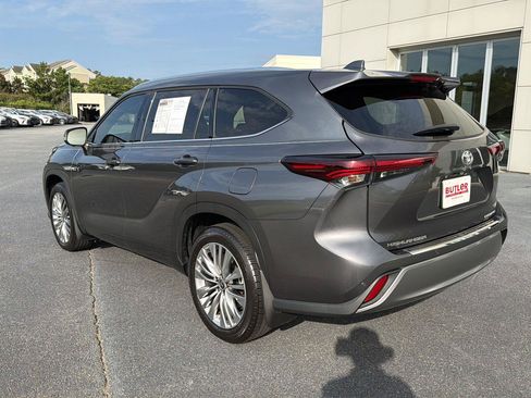 Used 2024 Toyota Highlander Platinum FWD image 4
