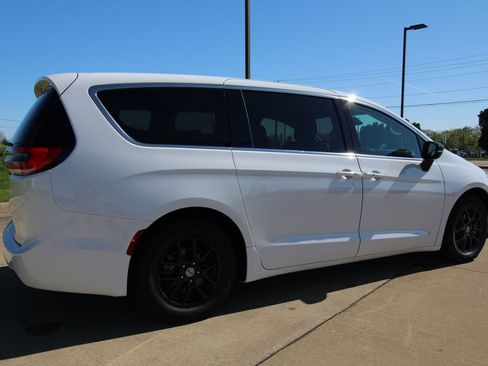 Used 2024 Chrysler Pacifica Touring-L FWD image 5