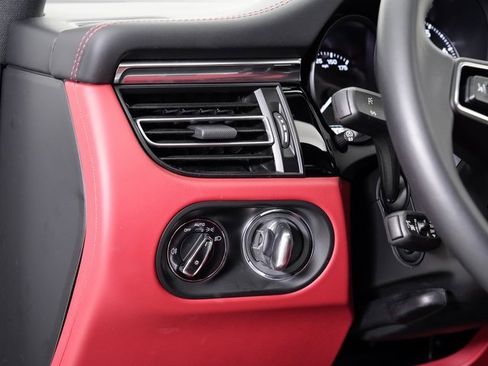 Used 2025 Porsche Macan image 10