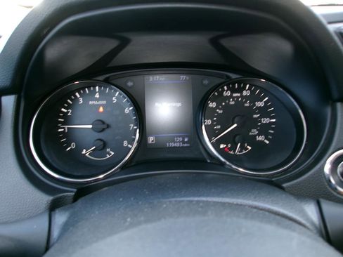 Used 2020 Nissan Rogue SV image 19