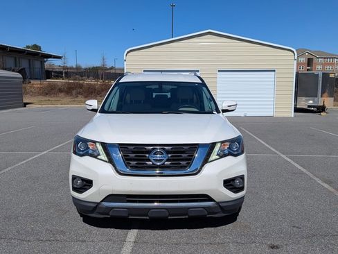 Used 2017 Nissan Pathfinder SV image 2