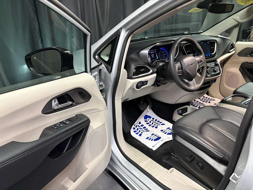 Used 2024 Chrysler Pacifica Touring-L FWD image 21