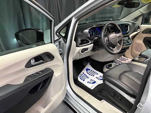Used 2024 Chrysler Pacifica Touring-L FWD image 21