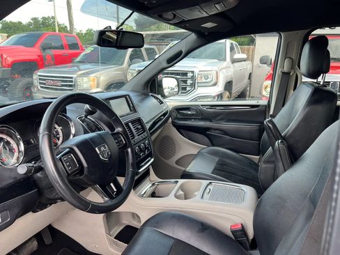 Used 2017 Dodge Grand Caravan SXT FWD image 9