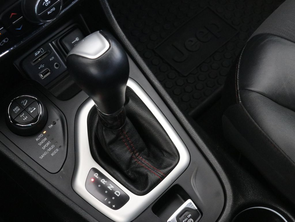 Used 2018 Jeep Cherokee Trailhawk AWD/4WD image 19