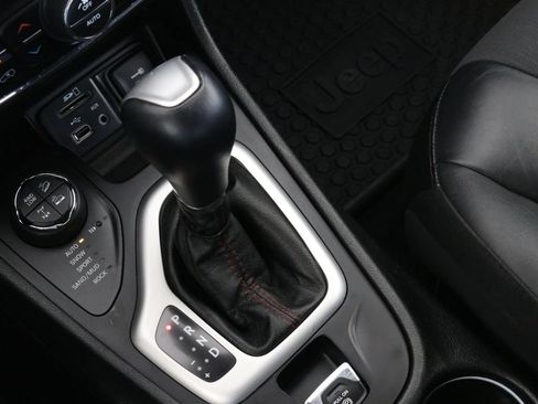 Used 2018 Jeep Cherokee Trailhawk AWD/4WD image 19