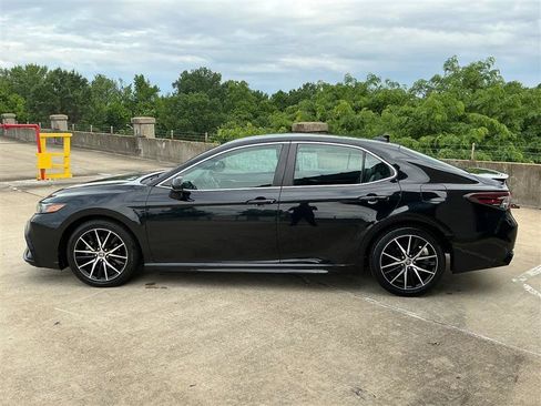 Used 2021 Toyota Camry SE FWD image 3