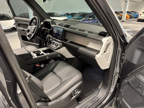 Used 2025 Land Rover Defender 130 X-Dynamic SE AWD/4WD image 22
