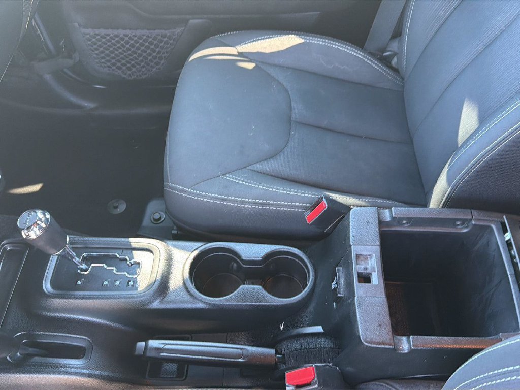 Used 2018 Jeep Wrangler Unlimited Sahara w/ Connectivity Group AWD/4WD image 21