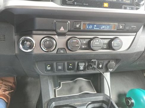 Used 2019 Toyota Tacoma TRD Off-Road AWD/4WD image 18