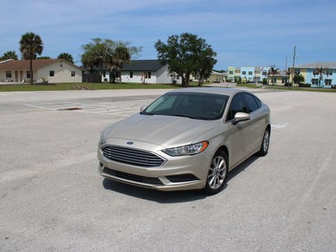 Used 2017 Ford Fusion SE FWD image 1