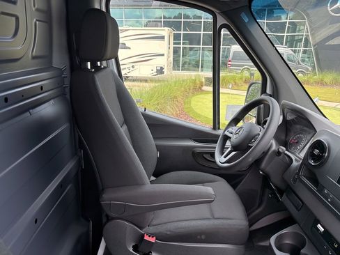 Used 2024 Mercedes-Benz Sprinter 2500 image 33