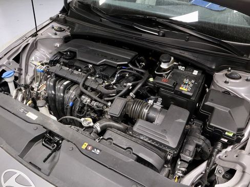 Certified 2025 Hyundai Elantra Limited w/ Cargo Package image 17