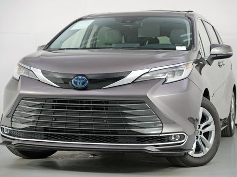 Used 2024 Toyota Sienna Limited image 3