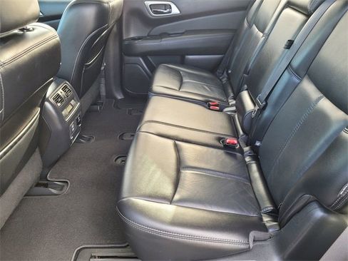 Used 2018 Nissan Pathfinder SL image 12