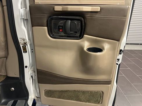 Used 2019 Chevrolet Express 2500 w/ Enhanced Convenience Package image 12