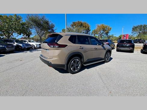 Used 2025 Nissan Rogue SV w/ SV Premium Package image 34