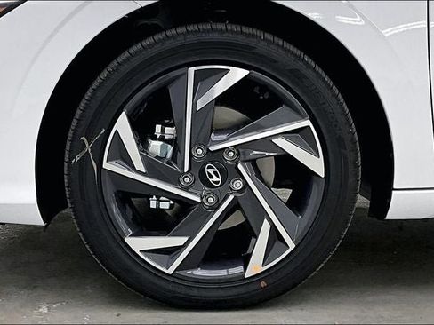 Used 2025 Hyundai Elantra SEL image 14