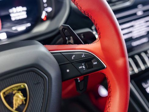 Used 2022 Lamborghini Urus AWD/4WD image 34