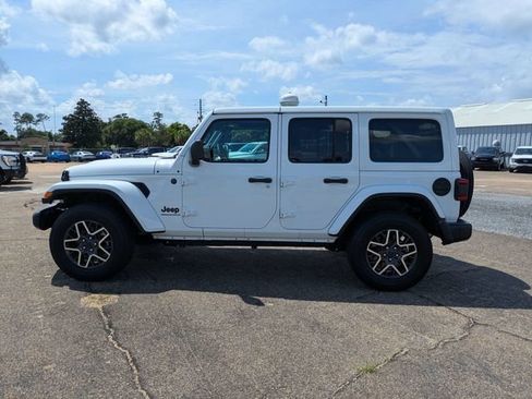 Used 2025 Jeep Wrangler Unlimited Sahara AWD/4WD image 7