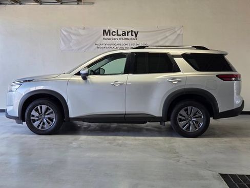Used 2025 Nissan Pathfinder SV AWD/4WD image 2