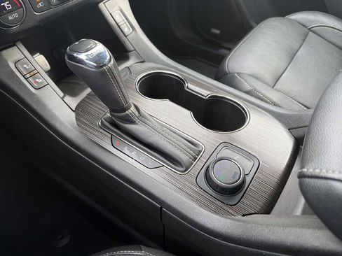 Used 2018 GMC Acadia SLT w/ LPO, Black Accent Package image 32