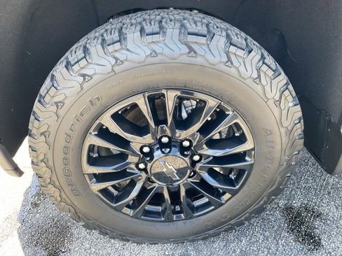 Used 2023 Chevrolet Silverado 2500 Custom w/ Custom Value Package image 12